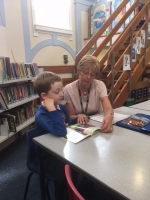 Yr2 classroom Governor sharing reading time.